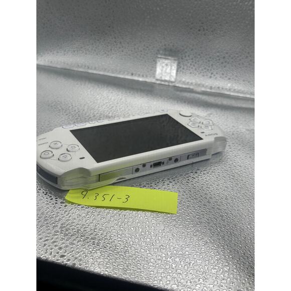 psp 3000 white w/accessories - Picture 7 of 11
